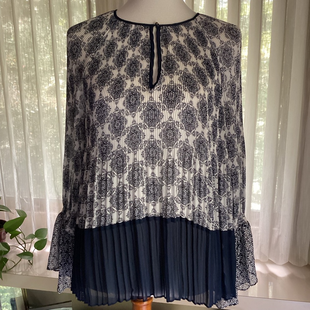 ella moss accordion pleat blouse,flowy, keyhole button front,flared cuff & hem,M